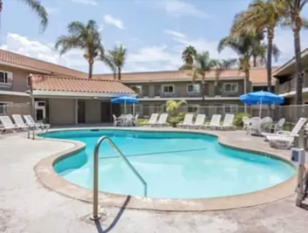 Travelodge By Wyndham Hemet Ca Exterior photo